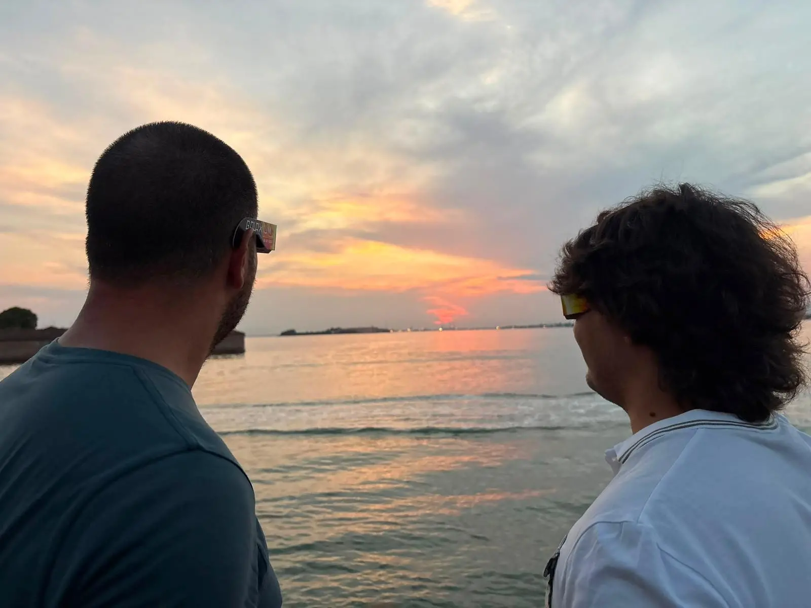 Maschere da saldatore, maxi lenti, filtri e occhi puntati verso il cielo: a Padova, Treviso e Venezia in tanti si sono fermati per osservare l’eclissi di Sole del 12 agosto Nelle piazze e lungo le strade è scattata la caccia al punto migliore per non perdersi lo spettacolo. Ecco le immagini