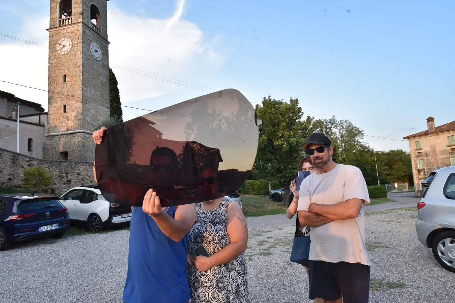 Maschere da saldatore, maxi lenti, filtri e occhi puntati verso il cielo: a Padova, Treviso e Venezia in tanti si sono fermati per osservare l’eclissi di Sole del 12 agosto Nelle piazze e lungo le strade è scattata la caccia al punto migliore per non perdersi lo spettacolo. Ecco le immagini
