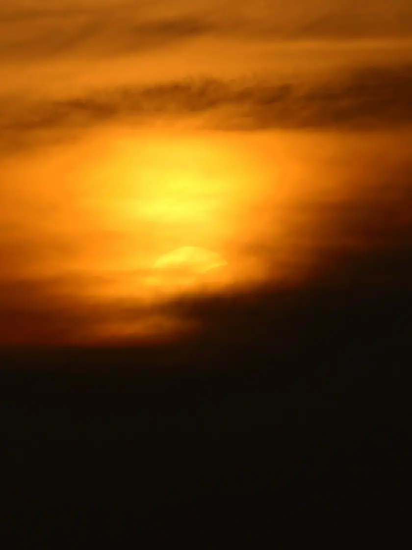 La luce che cambia, il Sole che si oscura e Venezia che per qualche minuto assume colori insoliti. Tra mare, profili della laguna e cielo, le immagini dell’eclissi di Sole vista da Venezia raccontano uno spettacolo raro e suggestivo. Le foto sono di Marco Contessa