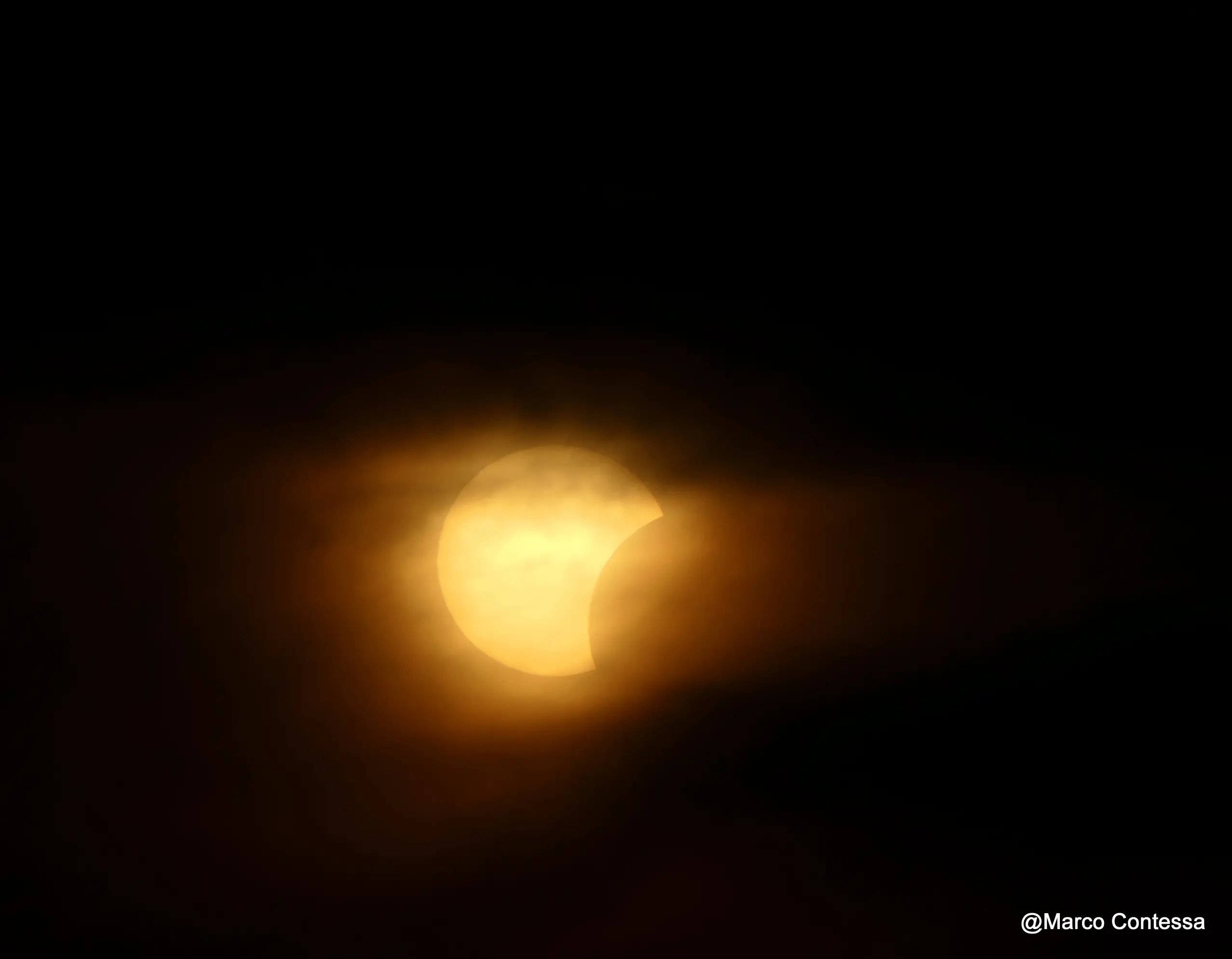La luce che cambia, il Sole che si oscura e Venezia che per qualche minuto assume colori insoliti. Tra mare, profili della laguna e cielo, le immagini dell’eclissi di Sole vista da Venezia raccontano uno spettacolo raro e suggestivo. Le foto sono di Marco Contessa
