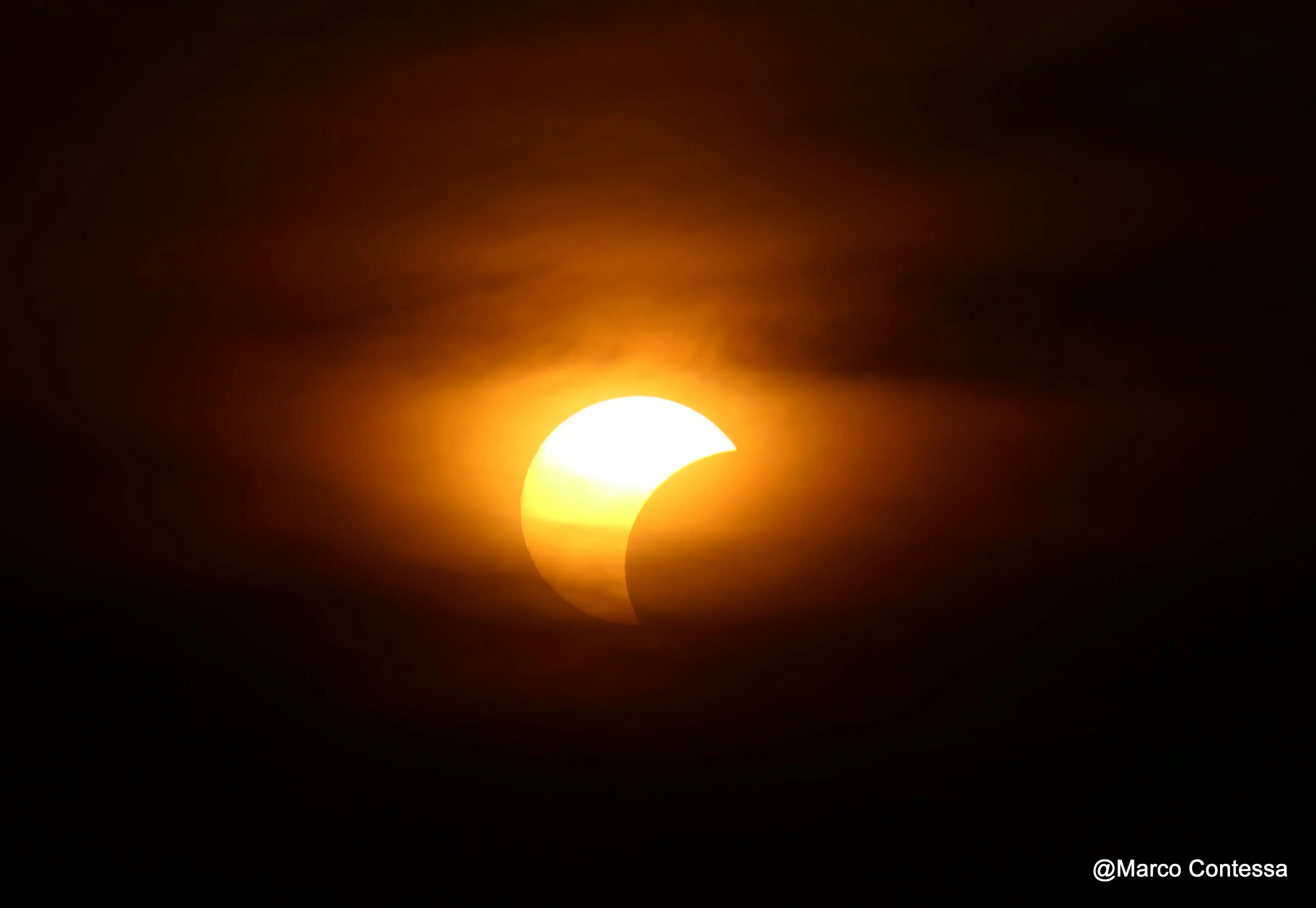 La luce che cambia, il Sole che si oscura e Venezia che per qualche minuto assume colori insoliti. Tra mare, profili della laguna e cielo, le immagini dell’eclissi di Sole vista da Venezia raccontano uno spettacolo raro e suggestivo. Le foto sono di Marco Contessa