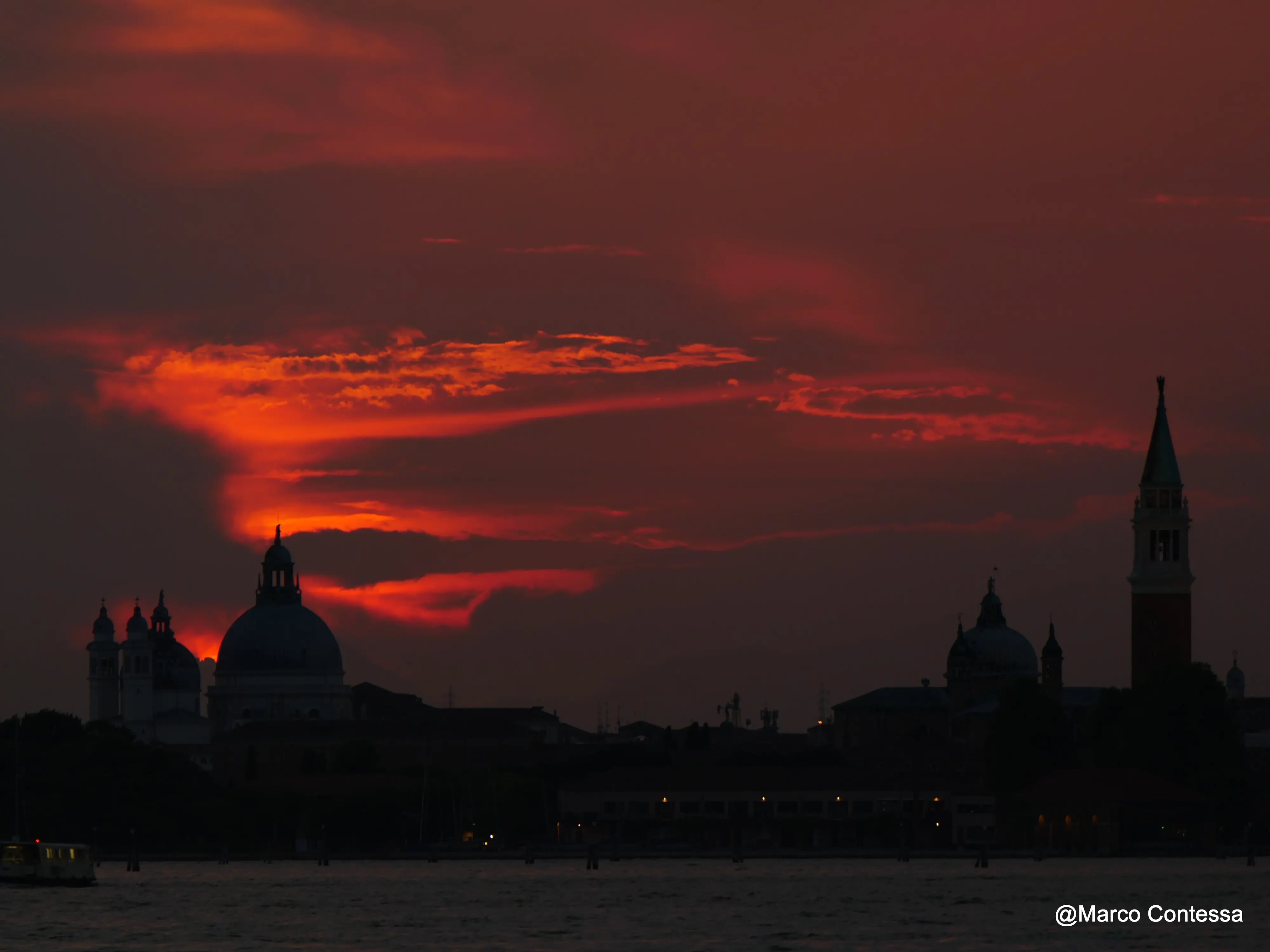 La luce che cambia, il Sole che si oscura e Venezia che per qualche minuto assume colori insoliti. Tra mare, profili della laguna e cielo, le immagini dell’eclissi di Sole vista da Venezia raccontano uno spettacolo raro e suggestivo. Le foto sono di Marco Contessa
