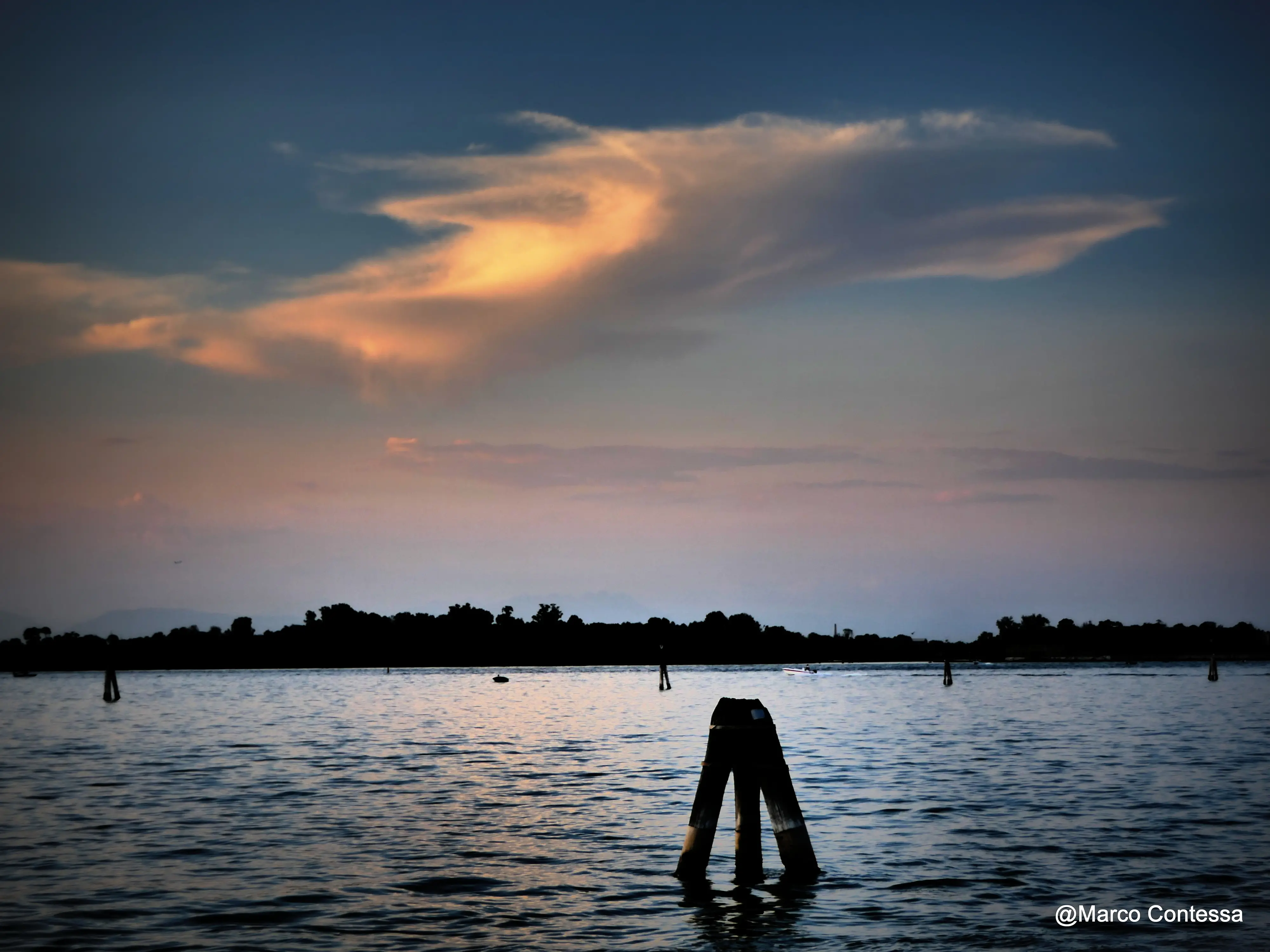 La luce che cambia, il Sole che si oscura e Venezia che per qualche minuto assume colori insoliti. Tra mare, profili della laguna e cielo, le immagini dell’eclissi di Sole vista da Venezia raccontano uno spettacolo raro e suggestivo. Le foto sono di Marco Contessa