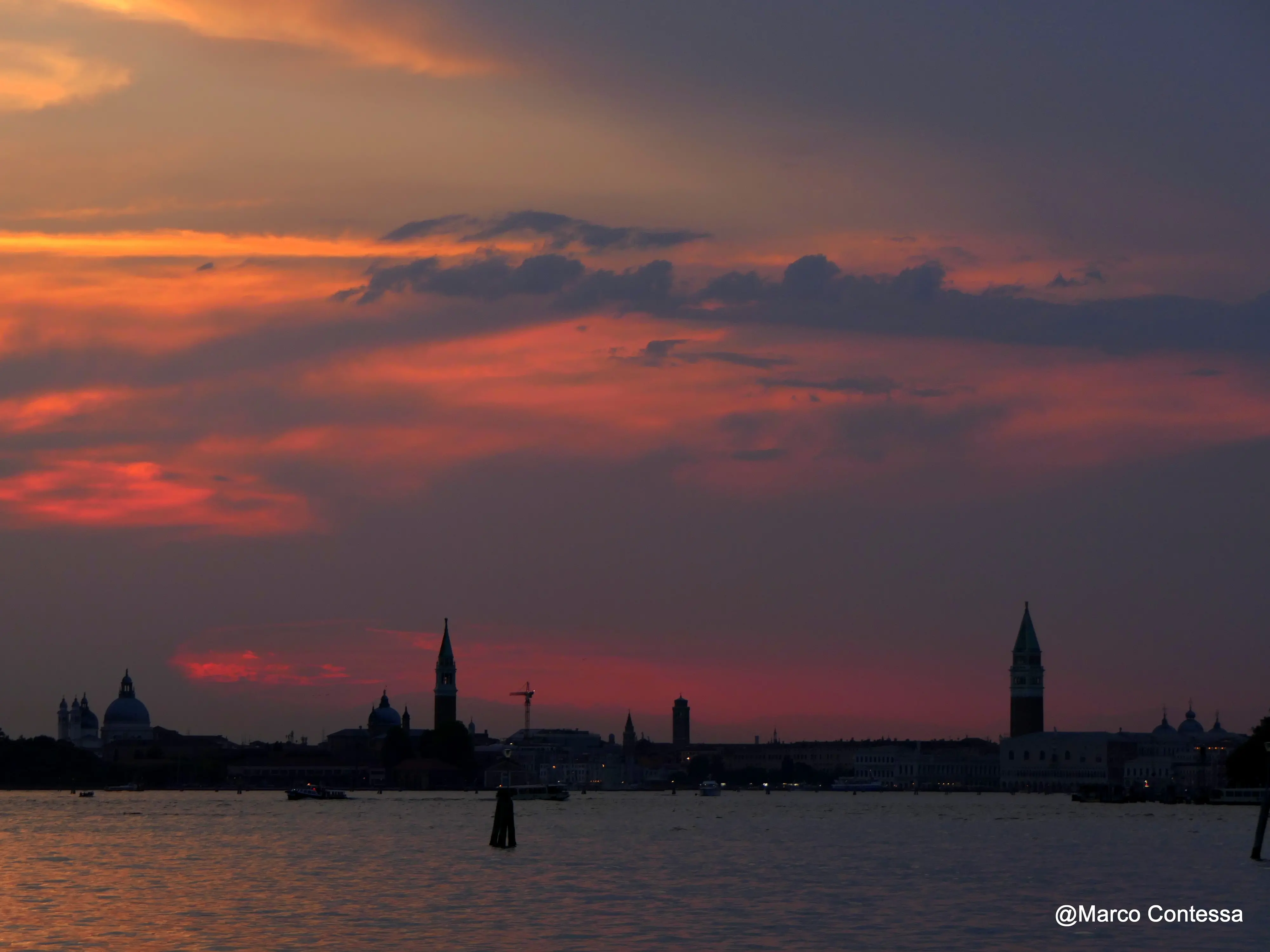 La luce che cambia, il Sole che si oscura e Venezia che per qualche minuto assume colori insoliti. Tra mare, profili della laguna e cielo, le immagini dell’eclissi di Sole vista da Venezia raccontano uno spettacolo raro e suggestivo. Le foto sono di Marco Contessa