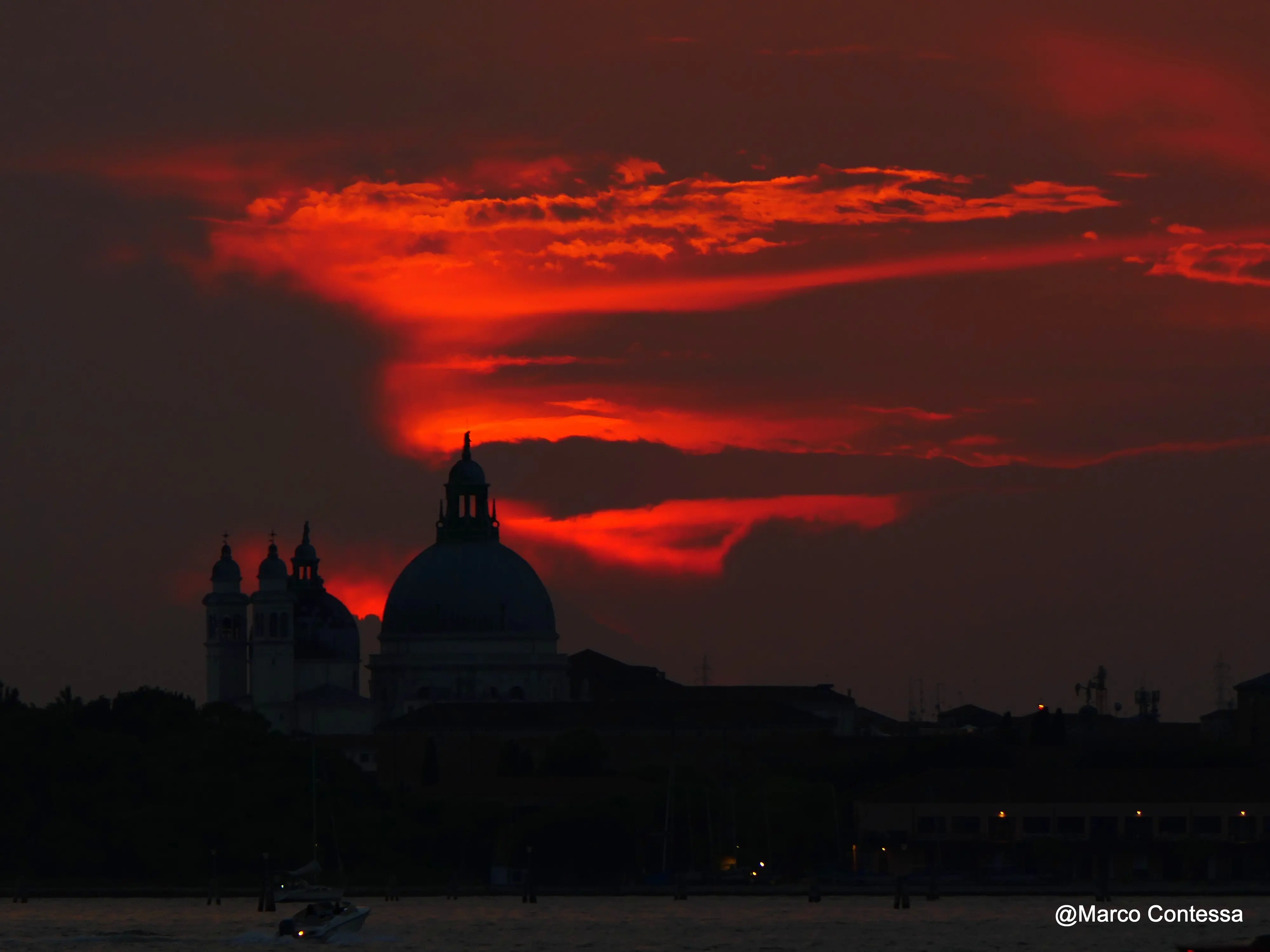 La luce che cambia, il Sole che si oscura e Venezia che per qualche minuto assume colori insoliti. Tra mare, profili della laguna e cielo, le immagini dell’eclissi di Sole vista da Venezia raccontano uno spettacolo raro e suggestivo. Le foto sono di Marco Contessa