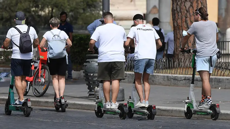 Stretta della polizia locale sui monopattini