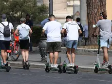 Stretta della polizia locale sui monopattini
