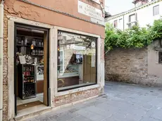L’ingresso della Gelateria Leonardo dopo il colpo fallito
