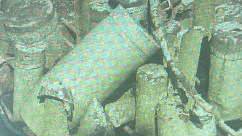 Il residuato bellico posto sul monumento ai Caduti dopo l'esplosione