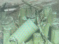 Il residuato bellico posto sul monumento ai Caduti dopo l'esplosione