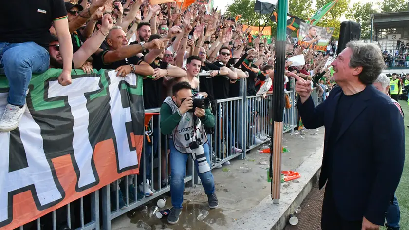 I tifosi del Venezia applaudono il tecnico Giovanni Stroppa