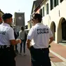Due agenti della Polizia locale in via Palazzo a Mestre (foto Comune di Venezia)