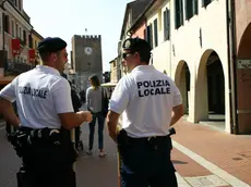 Due agenti della Polizia locale in via Palazzo a Mestre (foto Comune di Venezia)