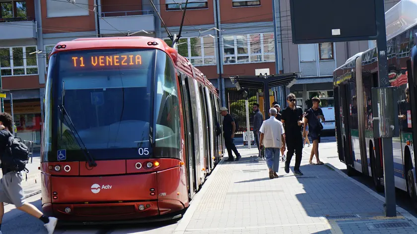 https://images.nuovavenezia.it/view/acePublic/alias/contentid/1t46u2onfp56uyniojz/0/copia-di-mestre-tram-in-arrivo-e-partenza.webp?f=16%3A9&amp;w=840