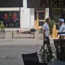 Un turista steso su una panchina a Cortina