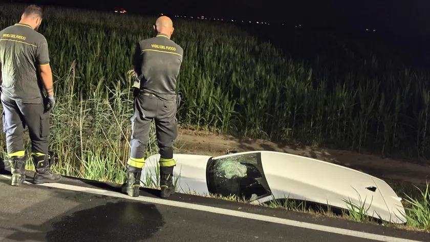 Il recupero di una delle auto coinvolte nell'incidente di Portogruaro (foto Bortoluzzi)