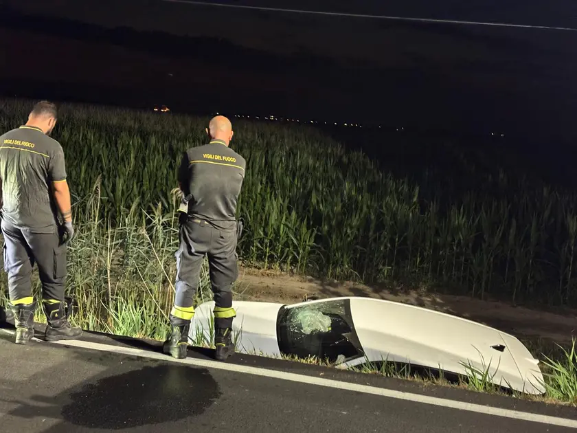 Il recupero di una delle auto coinvolte nell'incidente di Portogruaro (foto Bortoluzzi)