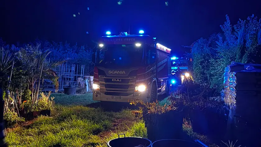 L'intervento dei vigili del fuoco nel vivaio a Cavallino