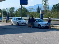 In tanti si sono fermati in strada per fare una foto alle colonne di fumo provocate dagli incendi