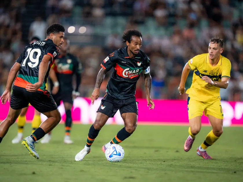In primo piano il capitano del Venezia Gianluca Busio (Venezia Fc)