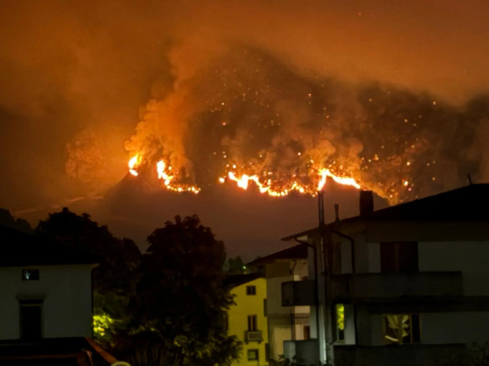 Il fuoco nella notte, il fumo di giorno. L’Amariana e l’Amarianute continuano a bruciare mentre Vigili del fuoco, Protezione civile, volontari e mezzi aerei lavorano senza sosta per contenere gli incendi. Le immagini che ci stanno arrivando in redazione, sono centinaia quelle dei lettori, raccontano ore difficili per la Carnia: boschi in fiamme, versanti coperti dal fumo e lo sguardo di chi, da valle, continua a seguire l’avanzata del fuoco.