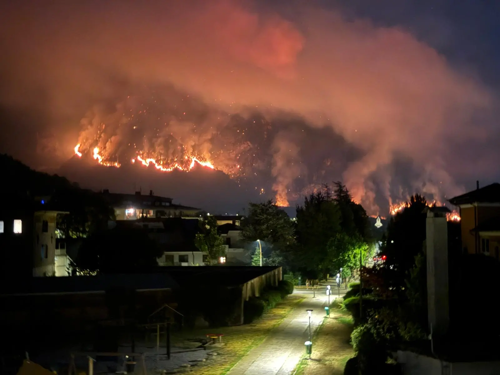 Il fuoco nella notte, il fumo di giorno. L’Amariana e l’Amarianute continuano a bruciare mentre Vigili del fuoco, Protezione civile, volontari e mezzi aerei lavorano senza sosta per contenere gli incendi. Le immagini che ci stanno arrivando in redazione, sono centinaia quelle dei lettori, raccontano ore difficili per la Carnia: boschi in fiamme, versanti coperti dal fumo e lo sguardo di chi, da valle, continua a seguire l’avanzata del fuoco.
