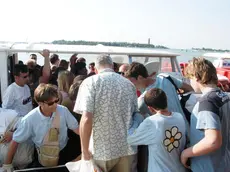 Un vaporetto in partenza dall'imbarcadero di Santa Maria Elisabetta al Lido