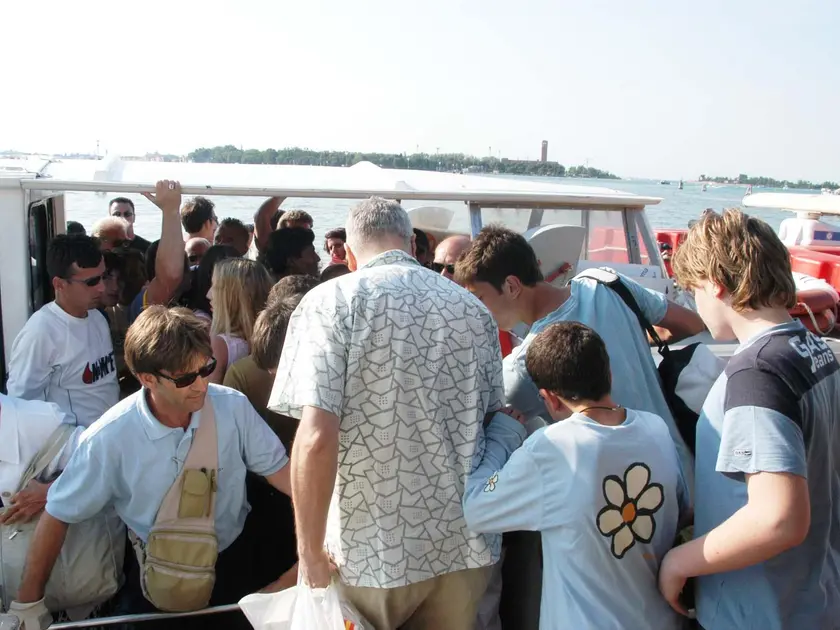 Un vaporetto in partenza dall'imbarcadero di Santa Maria Elisabetta al Lido