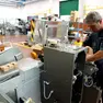 Un metalmeccanico al lavoro
