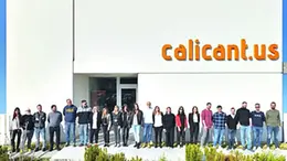 La squadra di Calicantus davanti alla sede dell’azienda