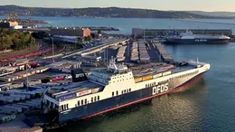 Un traghetto Dfds ormeggiato a Trieste alla banchina Samer Seaports & terminals di Riva Traiana