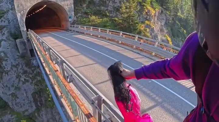 Il base jumper mentre si lancia dal ponte affacciato sui Serrai di Sottoguda