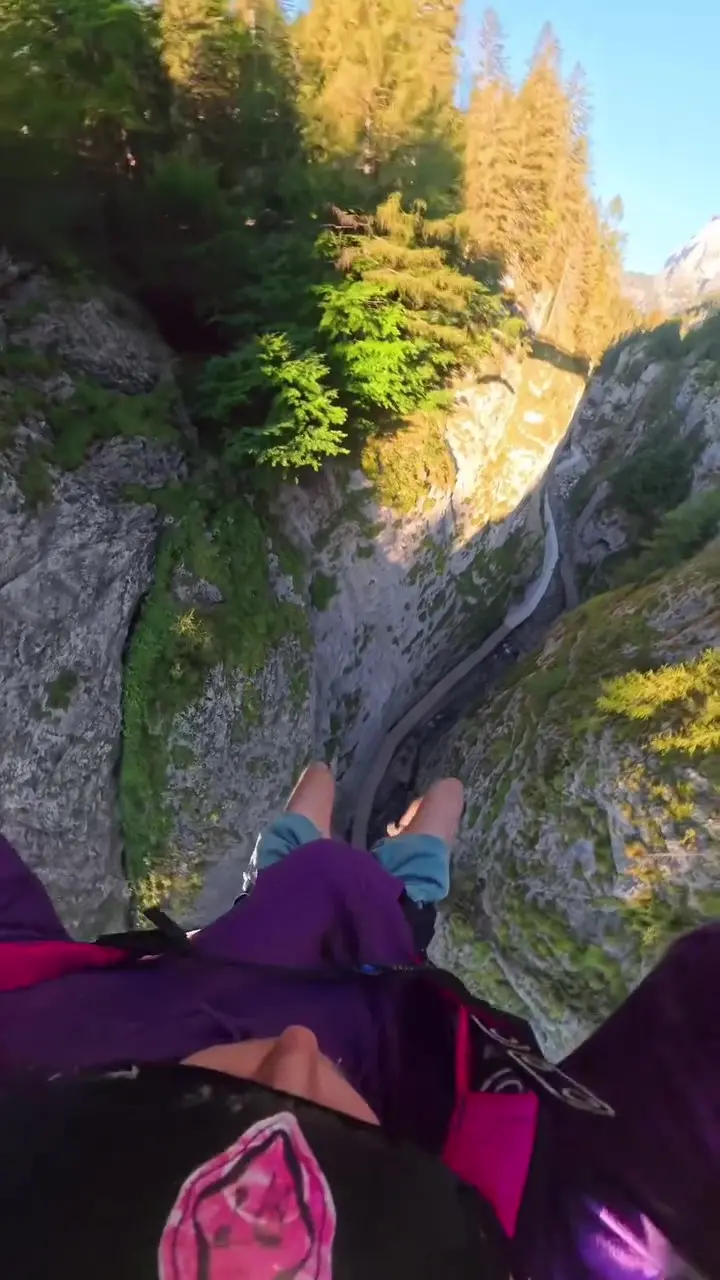Il volo del baje jumper sloveno nei Serrai di Sottoguda
