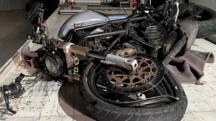 La moto distrutta nell'incidente sulla Romea