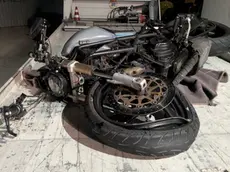 La moto distrutta nell'incidente sulla Romea