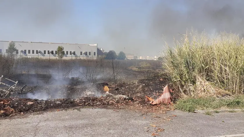 Uno degli incendi appiccati a Ceggia dal piromane