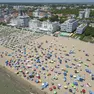 Il lido di Jesolo visto dall’alto: la turista è ospite in una struttura ricettiva del territorio