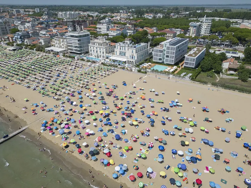 Il lido di Jesolo visto dall’alto: la turista è ospite in una struttura ricettiva del territorio