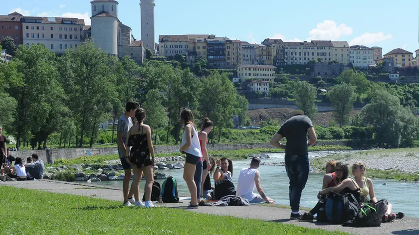 Belluno - Gli studenti sulle rive del Piave festeggiano la fine dell'anno scolastico