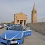 In foto la polizia all'esterno della chiesa di Caorle