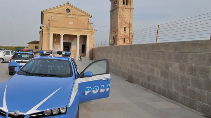 In foto la polizia all'esterno della chiesa di Caorle
