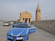 In foto la polizia all'esterno della chiesa di Caorle