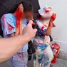 Le borseggiatrici spruzzate con lo spray rosso