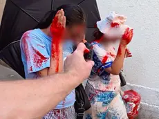 Le borseggiatrici spruzzate con lo spray rosso