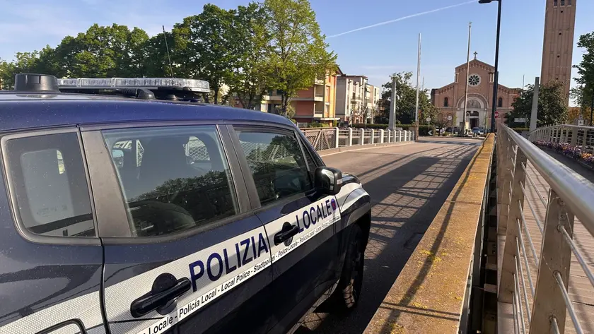 La polizia locale di Jesolo ha denunciato un giovane che sfrecciava in monopattino sulla strada regionale ubriaco