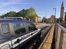 La polizia locale di Jesolo ha denunciato un giovane che sfrecciava in monopattino sulla strada regionale ubriaco