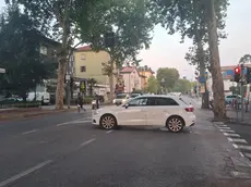 L'Audi abbandonata in mezzo alla strada