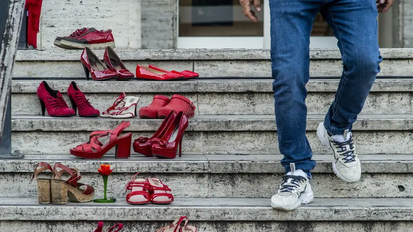 Scarpe rosse contro la violenza sulle donne