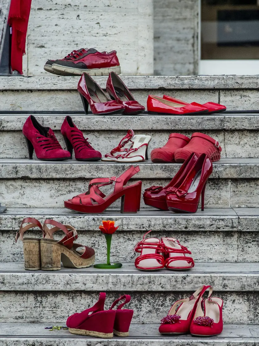 Scarpe rosse contro la violenza sulle donne