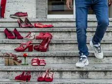 Scarpe rosse contro la violenza sulle donne